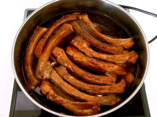 9、东北风味  密制香辣大肋排,加入开水，水量没过猪排