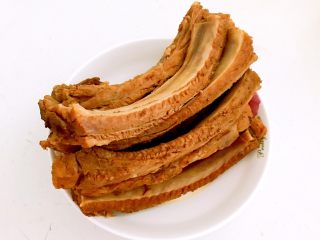 12、东北风味  密制香辣大肋排,把猪排盛出来，沥干汤汁