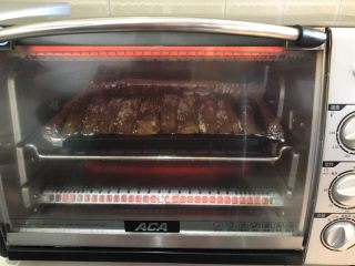18、东北风味  密制香辣大肋排,再把烤盘放入烤箱，上下火200W，烤10分钟