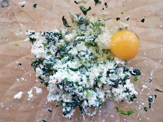 4、菠菜豆渣饼,打入一颗鸡蛋。