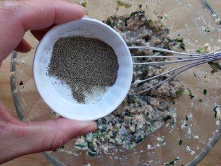 6、菠菜豆渣饼,加入胡椒粉。