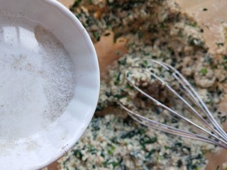 7、菠菜豆渣饼,加入盐。