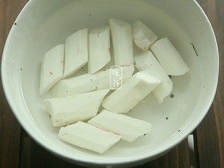 5、健脾祛湿的淮山薏米猪骨汤,山药洗干净去皮后，切好的山药放在盐水里就不会变黑了。新鲜山药切开时会有黏液，极易滑刀伤手，可 以先用清水加少许醋洗，这样可减少黏液。