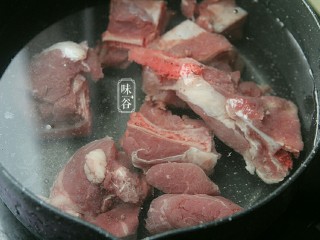 7、健脾祛湿的淮山薏米猪骨汤,猪扇骨洗净后斩大件，放到锅里加水大火煮开1分钟。