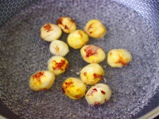 3、板栗炖土鸡汤,买的板栗去皮的时候，没有去干净，锅中倒入适量的清水，把板栗放入锅中，大火烧开煮2分钟即可关火，这样就能把板栗的皮去的干干净净。