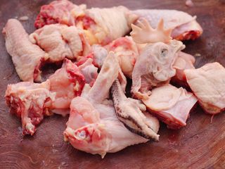 5、板栗炖土鸡汤,把土鸡洗净后，用刀剁成块状。