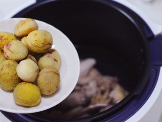 9、板栗炖土鸡汤,锅中再加入板栗。