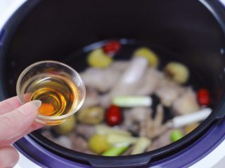 11、板栗炖土鸡汤,加入剩下的5克料酒。