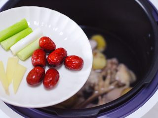 10、板栗炖土鸡汤,放入浸泡好的红枣，加入切段的葱和姜片。