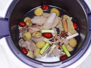 13、板栗炖土鸡汤,所有的食材都放入后。