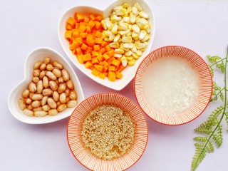 2、宝宝最爱的藜麦杂蔬饭～,胡萝卜玉米切粒，大米、藜麦泡30分钟洗净，花生清洗干净。