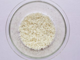 3、宝宝最爱的藜麦杂蔬饭～,锅中放入大米。