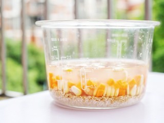 7、宝宝最爱的藜麦杂蔬饭～,加入食材1.2倍的水