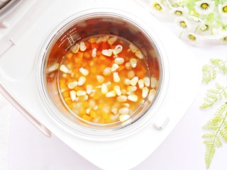 8、宝宝最爱的藜麦杂蔬饭～,放入锅中。