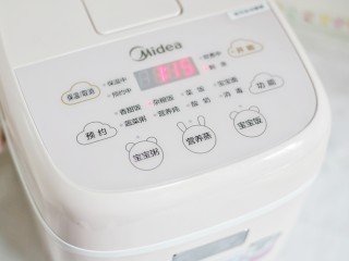 9、宝宝最爱的藜麦杂蔬饭～,开启杂粮饭模式，煮1小时一刻钟。
