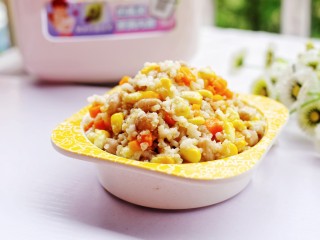 11、宝宝最爱的藜麦杂蔬饭～,盛入碗中。