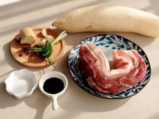 1、红烧肉炖白萝卜,准备好所需食材