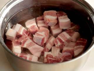 4、红烧肉炖白萝卜,冷水入锅焯水几分钟，期间撇去浮沫