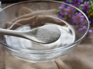 1、厨房挑战+素菜+蒜蓉西兰花,准备一盆清水,并加入一勺食盐搅匀