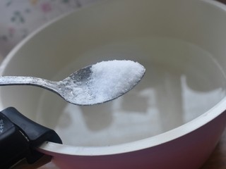 5、厨房挑战+素菜+蒜蓉西兰花,锅中做水,撒入一勺食盐