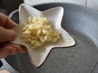 9、厨房挑战+素菜+蒜蓉西兰花,热锅冷油,将蒜末放进去爆香