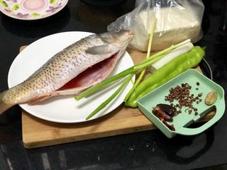 1、家常鲤鱼炖豆腐➕ 藕花风细鲤鱼肥,食材:新鲜鲤鱼一条,阿姨已经帮忙杀好了,豆腐一块(嫩豆腐老豆腐都可以),大葱葱白一段,小葱两根,青椒一个,姜一小块,花椒少许,干辣椒三颗