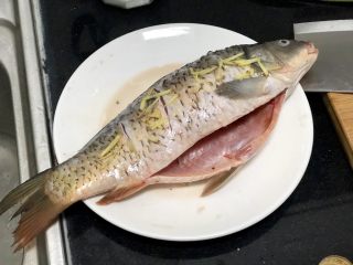 2、家常鲤鱼炖豆腐➕ 藕花风细鲤鱼肥,鲤鱼去掉腥线,清洗干净,表面划花刀,抹盐,淋少许料酒,撒上姜丝,腌制二十分钟