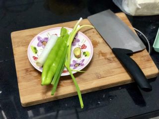 3、家常鲤鱼炖豆腐➕ 藕花风细鲤鱼肥,葱白,小葱洗净,青椒去蒂去籽洗净