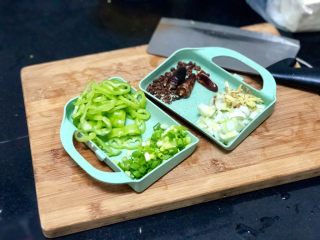 4、家常鲤鱼炖豆腐➕ 藕花风细鲤鱼肥,葱白切末,姜切姜丝,小葱切末,青椒切圈