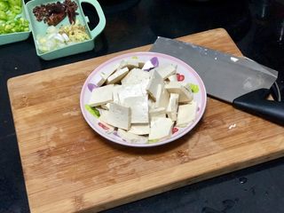 5、家常鲤鱼炖豆腐➕ 藕花风细鲤鱼肥,嫩豆腐切约半公分厚的片,如果怕豆腥味,可以在开水中加入少许食盐,浸泡豆腐10分钟。