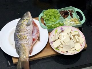 6、家常鲤鱼炖豆腐➕ 藕花风细鲤鱼肥,全部食材处理好