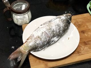 7、家常鲤鱼炖豆腐➕ 藕花风细鲤鱼肥,准备煎鲤鱼。鲤鱼拣去姜丝,表面拍生粉