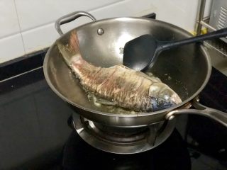 9、家常鲤鱼炖豆腐➕ 藕花风细鲤鱼肥,中火煎到,可以晃动鲤鱼,翻面,煎到两面焦黄