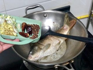 10、家常鲤鱼炖豆腐➕ 藕花风细鲤鱼肥,转小火,鱼盛出或者拨在锅边,加入花椒干辣椒煸香,怕吃花椒的可以煸香后把花椒捞出