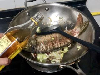 12、家常鲤鱼炖豆腐➕ 藕花风细鲤鱼肥,转中火,淋少许料酒