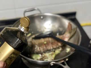 13、家常鲤鱼炖豆腐➕ 藕花风细鲤鱼肥,加入两汤匙生抽