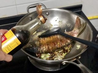 14、家常鲤鱼炖豆腐➕ 藕花风细鲤鱼肥,加入半汤匙老抽