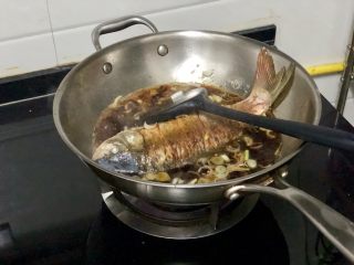 15、家常鲤鱼炖豆腐➕ 藕花风细鲤鱼肥,加入适量热水,没过鱼身一大半,大火煮开