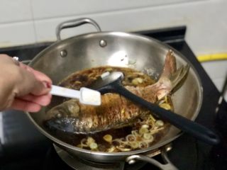 18、家常鲤鱼炖豆腐➕ 藕花风细鲤鱼肥,一茶匙白糖