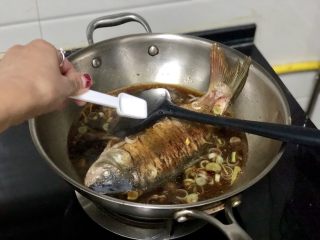 19、家常鲤鱼炖豆腐➕ 藕花风细鲤鱼肥,尝下咸淡,根据个人口味添加少许食盐,烧鱼味道要咸一点