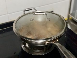 21、家常鲤鱼炖豆腐➕ 藕花风细鲤鱼肥,煮开后,转中小火,加盖炖煮15分钟,中间可以打开盖把鱼翻面