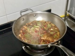 24、家常鲤鱼炖豆腐➕ 藕花风细鲤鱼肥,收汁的差不多了,加入青椒圈,再煮一两分钟即可出锅
