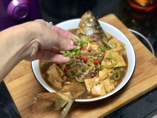 25、家常鲤鱼炖豆腐➕ 藕花风细鲤鱼肥,装盘后撒少许葱末,开吃