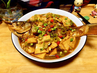 27、家常鲤鱼炖豆腐➕ 藕花风细鲤鱼肥,成品,这道菜,做法简单,鲤鱼肉鲜味美,豆腐嫩而入味,高蛋白低脂肪,很适合家庭食用。