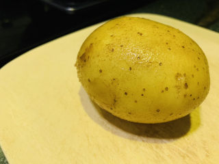 1、芝士焗土豆泥,土豆洗净