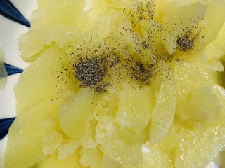 6、芝士焗土豆泥,撒点黑胡椒粉、椒盐、五香粉