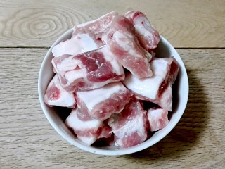 6、打断骨头连着筋的排骨藕汤,排骨剁成小块