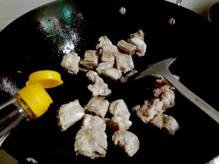 11、打断骨头连着筋的排骨藕汤,放料酒继续炒干