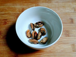 13、打断骨头连着筋的排骨藕汤,淡菜洗干净