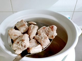 15、打断骨头连着筋的排骨藕汤,放进排骨，莲藕烧开，继续烧五分钟